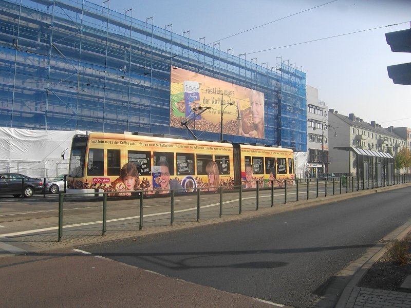 Doppelwerbung am Museum: Am 28. September 2008 werben NGT 307 und die Fassade des neuen  konsument -Kaufhauses fr den Magdeburger Rster.