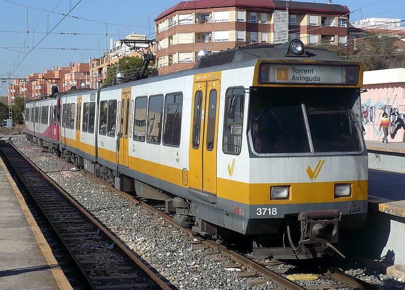 Doppelzug der Line 1, vorn Zug 3718, am 29.11.2007 in der Endstation Paterna, jeder 2.Zug fhrt weiter bis Llira. Die Linie 1, 3 und 5 sind U-Bahn-Linien, 4 und 6 Straenbahn-Linien, 2 ist stillgelegt, beide haben Meterspur.   