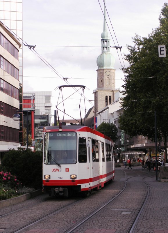 DORTMUND, 21.10.2006, Straßenbahnlinie 403 in Richtung Dorstfeld bei der Einfahrt in die Haltestelle Kampstraße; im Hintergrund die Reinoldikirche