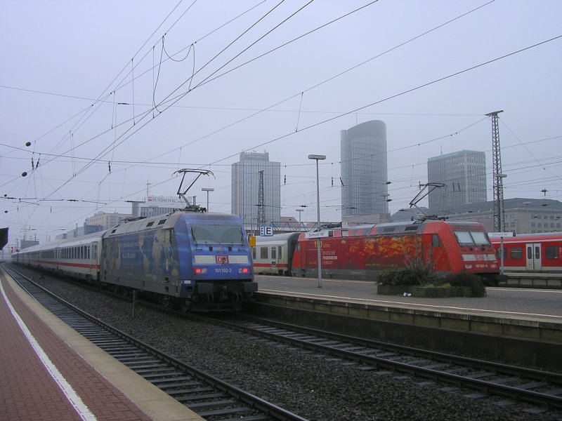 Dortmund Hbf., Gleis 10 die 101 102 mit IC 2047 und auf Gleis 8 die 101 047 mit IC 2114 im Schieber.(12.04.2009) 