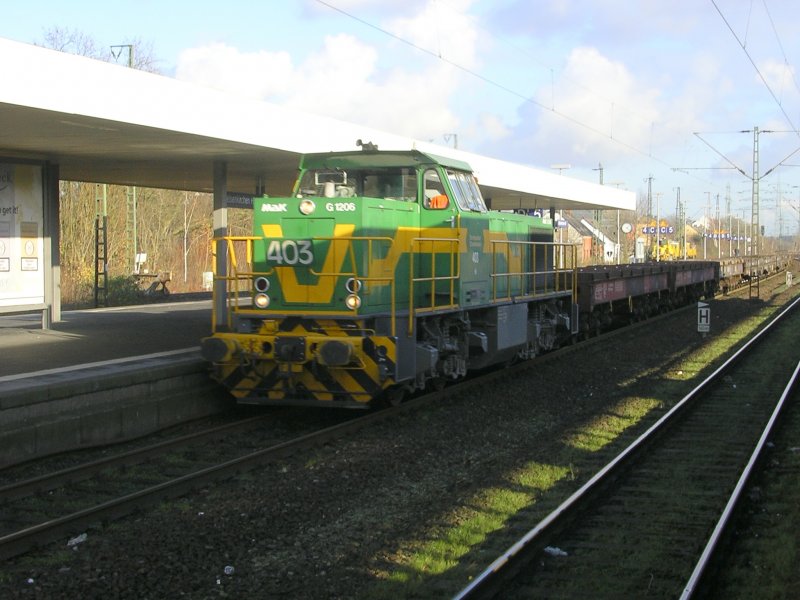Dortmunder Eisenbahn 403 ,Mak G1206 mit leere Blechrollen-Wagen
volle Fahrt durch Gelsenkirchen Hbf.(07.12.2008)