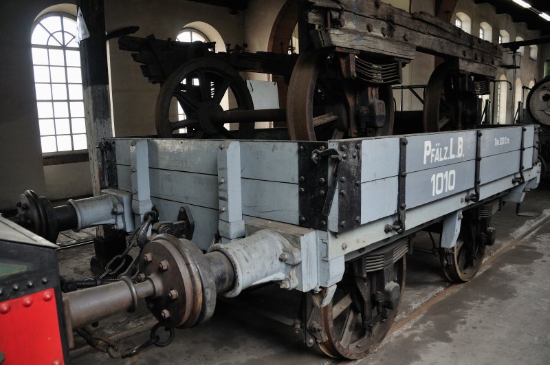  Dosto   la anno 1850. Historische Gterwagen der Pflzischen L.B. im Eisenbahnmuseum Neustadt/Weinstrasse. (Mai 2009).