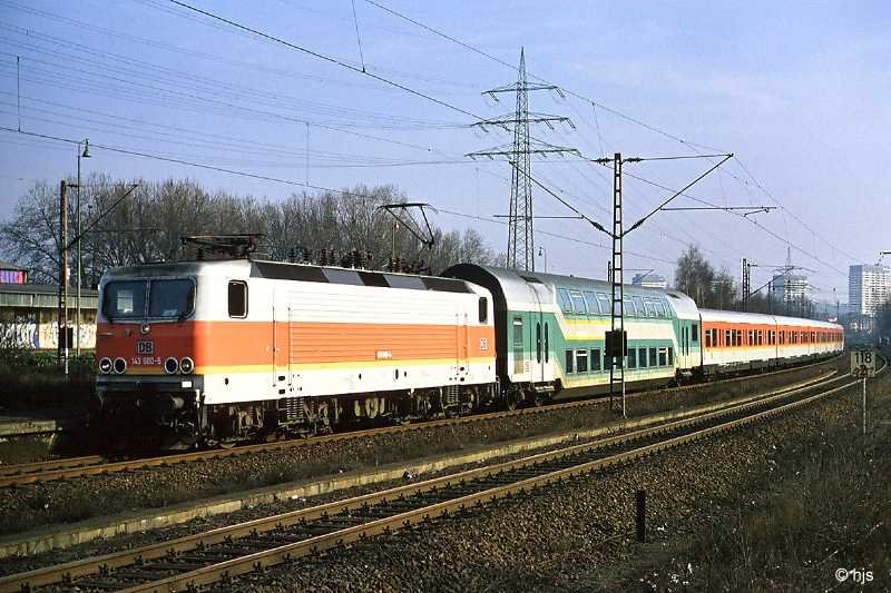 Dosto-Experiment: In den Jahren 1995/96 wurden auf der S-Bahn Rhein-Ruhr Versuche mit Doppelstockwagen gemacht. Es wurde m.W. in zwei Garnituren versuchsweise je ein Dosto eingereiht. Da wegen der abweichenden Fubodenhhe kein bergang zu den anderen Wagen mglich war, liefen die Wagen unmittelbar hinter bzw. vor der Lok. Das Ergebnis des Tests war negativ: der Fahrgastwechsel dauerte zu lange. Hier im Bild S 1 mit 143 600 in Mlheim (Ruhr) West (15. Mrz 1996).
 