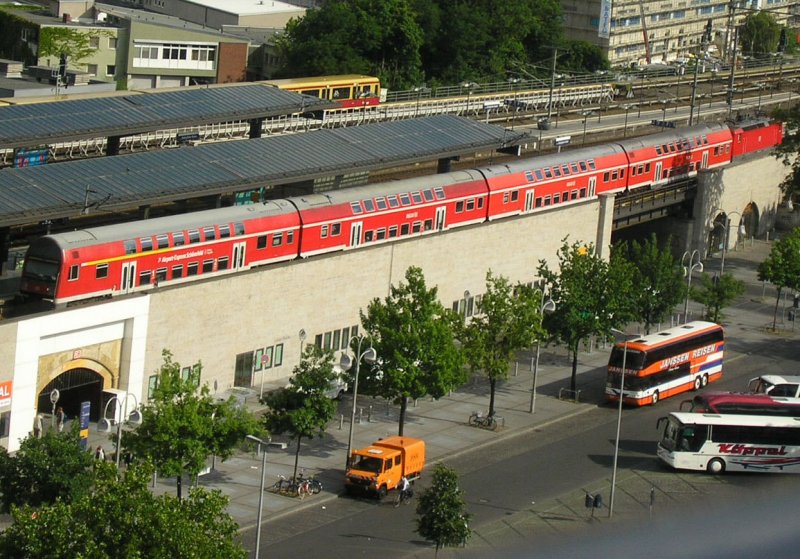 Dosto-Garnitur als RB14 nach B-Schnefeld aus Sitz von VBB angesehen. (Bahnhof Berlin Zoologischer Garten, 9.07.2008).