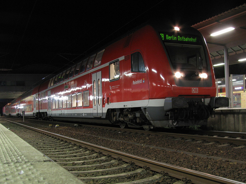 Dosto-Garnitur  Reinfeld  als Zusatzzug nach Berlin-Ostbahnhof in der Nacht. Potsdam Hbf, 2.08.2009
