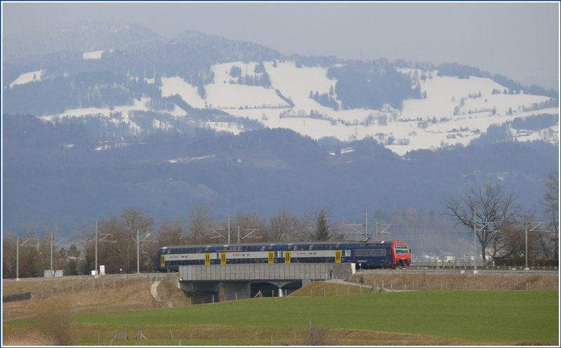 Dosto Pendel mit Re 450 auf dem Seedamm bei Hurden. Die Brcke berquert den Schifffahrtskanal zwischen Unter- und Obersee. (26.03.2009)