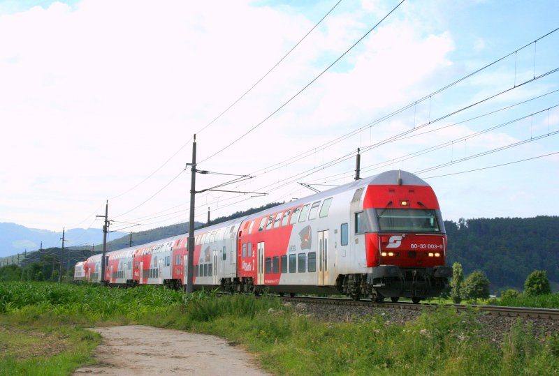 DoSto Steuerwagen 80-33 003-9 
In der Zeit vom 8.-14.Juli 2007 fand in Vorarlberg die Gymastrade statt. Dadurch fhrte die BB einen 1/4h-Takt zwischen Lochau-Hrbranz und Feldkirch ein. Auch diese 5-teilige Dosto Garnitur pendelte zwischen besagten Stationen. Am Schluss des Zuges schiebt 1016 047 (Wiener Stdtische) den Zug.