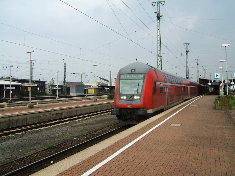Dosto Steuerwagen des RE 1 Hamm - Aachen in Dortmund Hbf.
mit FL bei der Ausfahrt,nchster Halt ist Bochum Hbf.,Danke
an den freundlichen TF.(01.09.2007)