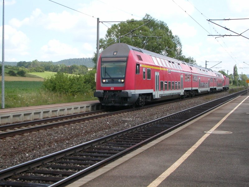 Dosto-Steuerwagen fhrt RB von Kronach nach Lichtenfels an. Kps, 11.07.2006.