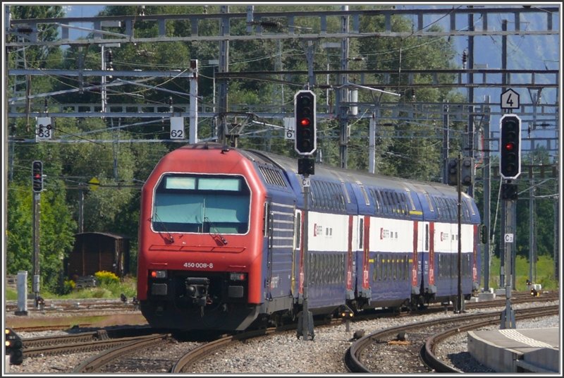 Dosto Zrcher S-Bahn auf Abwegen. Wegen einer Wochenendgleissperre zwischen Sargans und Buchs SG verkehrte 450 008-8 als Ersatz-Rheintalexpress zwischen Sargans und Chur. In Sargans musste dann auf Busse umgestiegen werden. (16.08.2008)