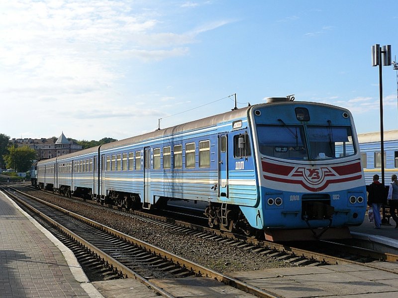 DPL-002 ist eigentlich ein Triebzug. Der Motorwagen ist hier ersetzt durch ein M62 Diesellok (ganz hinten), Chernivtsi 07-09-2007.