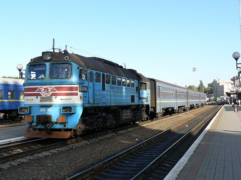 DPL-002 ist eigentlich ein Triebzug. Der Motorwagen ist hier ersetzt durch ein M62 Diesellok, Chernivtsi 07-09-2007.