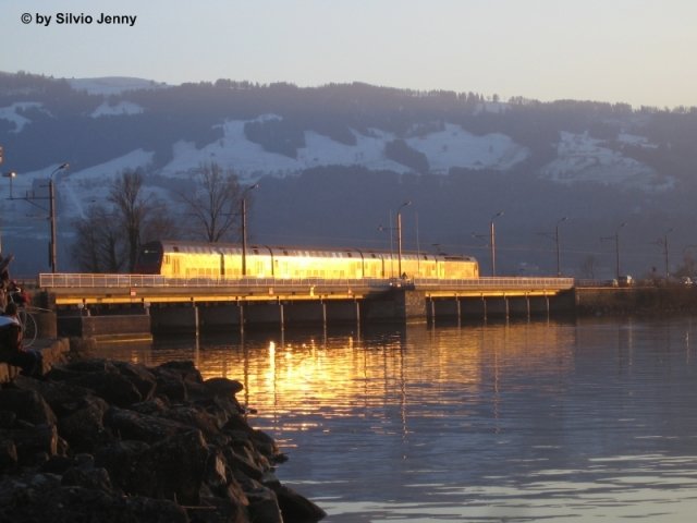 DPZ (mit ziehender Re 450 036) verlsst am 4.2.07 Rapperswil der Sonne entgegen nach Pfffikon SZ. Dieses Bild stellt den Abschluss eines wunderschnen Februarsonntag dar.