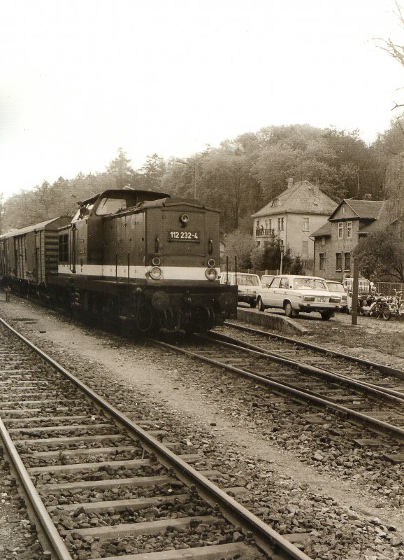 DR 112 vor Gterzug in Bad Berka, um 1988
