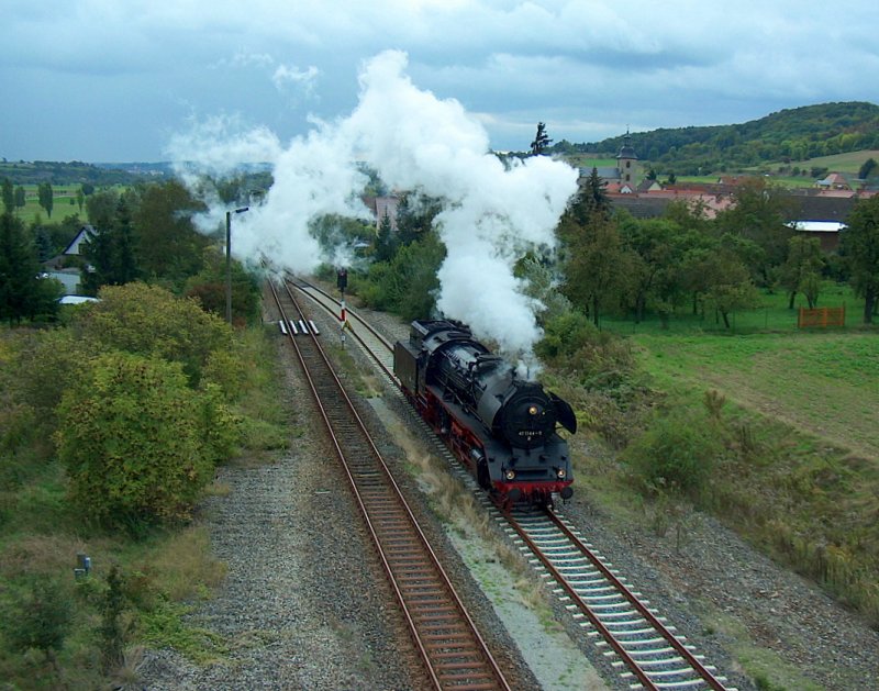 DR 41 1144-9, der IGE Werrabahn-Eisenach e.V., beim umsetzen im Bf Freyburg. Sie hat den Rotkppchen-Express aus Altenburg in die Weinstadt gebracht. Anschlieend bringt sie Leerzug zum abstellen nach Naumburg (S) Hbf. Dann fhrt sie auf die Drehscheibe nach Camburg und zum Wasser nehmen nach Groheringen; 04.10.2009