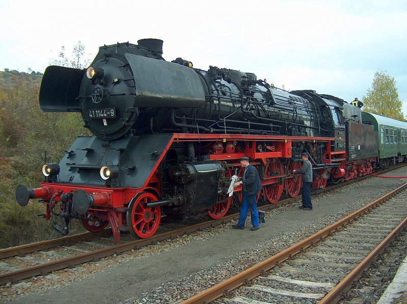DR 41 1144-9 der IGE Werrabahn-Eisenach e.V. bekommt von ihrem Lokpersonal im Bf Karsdorf die ntige Pflege. Sie hat zuvor den Rotkppchen-Express aus Eisenach nach Freyburg gebracht; 25.10.2009
