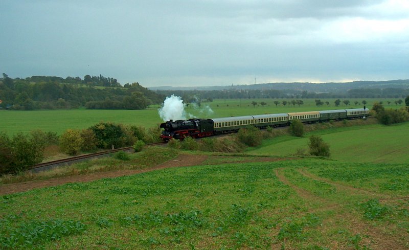 DR 41 1144-9 mit dem RE 16583  ROTKPPCHEN-EXPRESS  von Altenburg nach Freyburg (Unstrut), bei Kleinjena; 04.10.2009