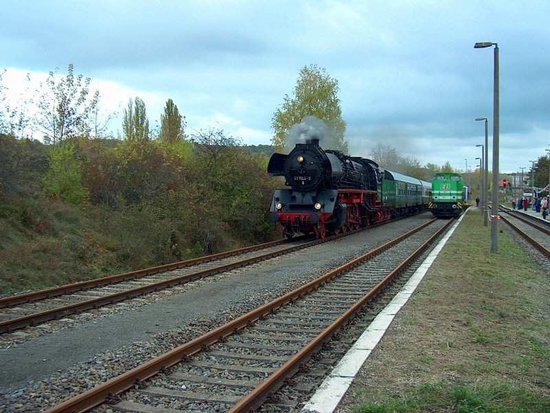 DR 41 1144-9 mit dem Lr 74611 aus Freyburg (Unstrut), bei der Einfahrt in Karsdorf; 25.10.2009