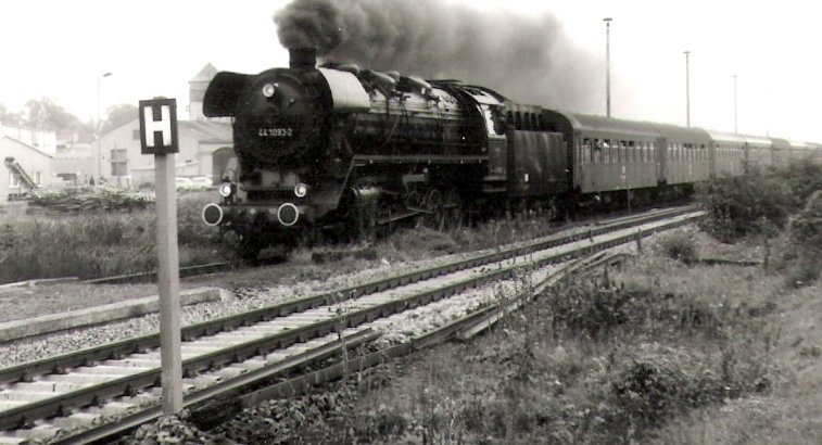 DR 44 1093-2 mit einem Sonderzug zum 100sten Geburtstag der Unstrutbahn, bei der Einfahrt in den Bahnhof Laucha (Unstrut); 01.10.1989