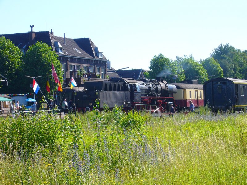 DR 50-3564 der VSM steht Abfahrtbereit mt ein Stamm ZLSM wagen am ZLSM Bahnhof Simpelveld