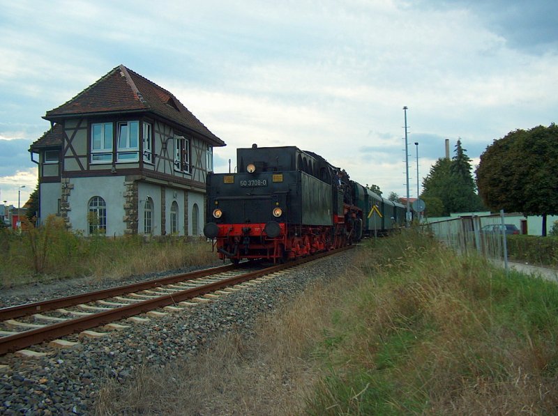 DR 50 3708-0 mit dem DLr 37193 von Karsdorf nach Freyburg (Unstrut), am Stellwerk Lw in Laucha (Unstrut); 12.09.2009