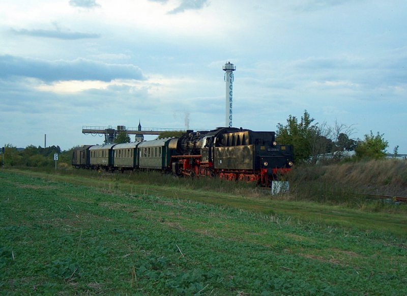 DR 50 3708-0 mit dem DLr 37193 von Karsdorf nach Freyburg (Unstrut), bei der Ausfahrt in Laucha (Unstrut); 12.09.2009