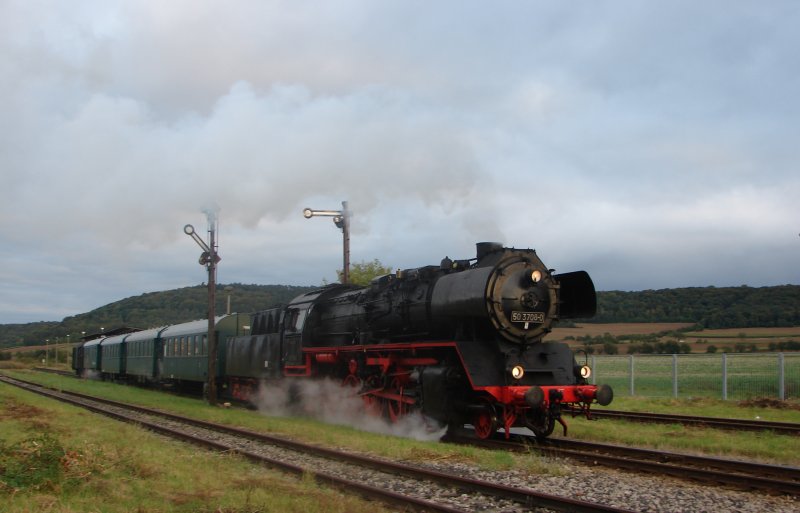 DR 50 3708-0 mit einem Sonderzug von Freyburg (Unstrut) ber Artern nach Halberstadt bei der Ausfahrt in Laucha (Unstrut). Spter wird der Zug den eigentlich stillgelegten der Teil der Unstrutbahn zwischen Nebra und Artern befahren; 08.09.2007