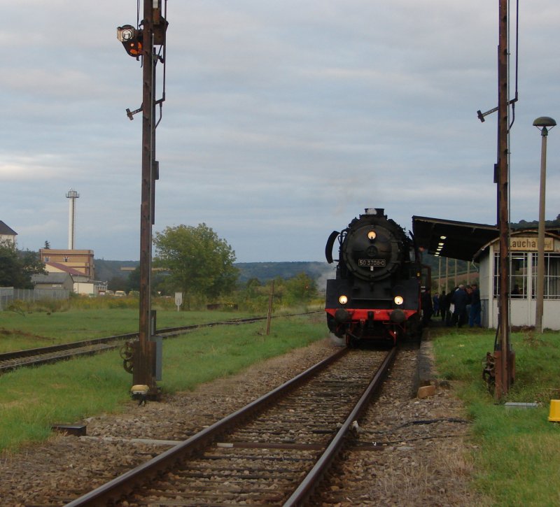 DR 50 3708-0 mu mit ihrem Sonderzug von Freyburg (Unstrut) nach Halberstadt im Bf Laucha (Unstrut) die Kreuzung der RB nach Naumburg abwarten. Danach wird die Fahrt Richtung Artern fortgesetzt; 08.09.2007 
