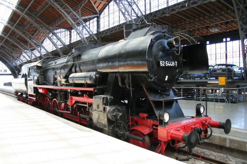 DR 52 5448-7 und 2 weitere Altbau-Eloks werden auf Gleis 2 ausgestellt. Leipziger Hbf,13.9.2008.