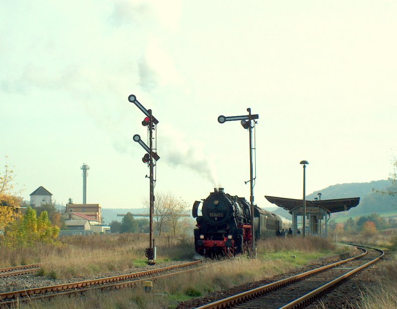 DR 52 8047-7 der IG Dampflok Nossen e.V. mit dem DLr 88536 von Freyburg (Unstrut) nach Karsdorf im Bf Laucha (Unstrut); 18.10.2008 