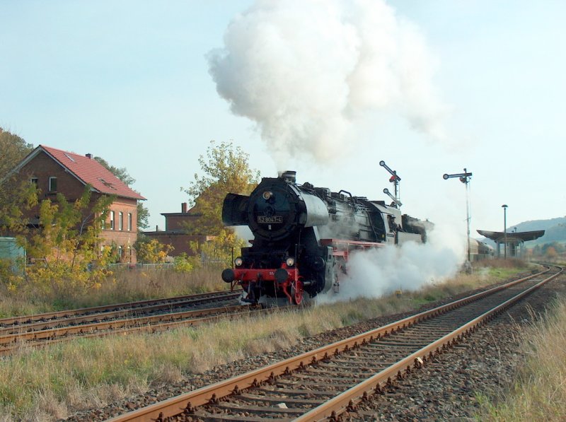 DR 52 8047-7 der IG Dampflok Nossen e.V. mit dem DLr 88536 von Freyburg (Unstrut) nach Karsdorf bei der Ausfahrt in Laucha (Unstrut); 18.10.2008 
