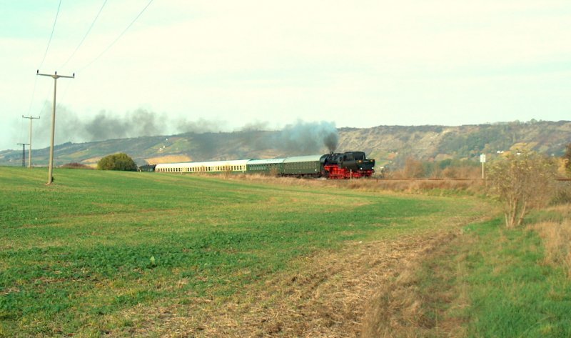 DR 52 8047-7 der IG Dampflok Nossen e.V. mit dem DLr 88551 von Karsdorf nach Freyburg (Unstrut) bei Laucha (Unstrut); 18.10.2008 
