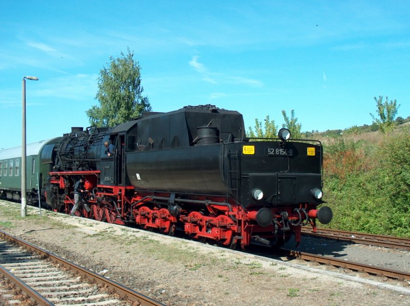 DR 52 8154-8 vom Eisenbahnmuseum  Bayerischer Bahnhof zu Leipzig e.V.  im Bf Karsdorf. Sie brachte einen Sonderzug nach Freyburg zum Winzerfest und wartet, nachdem umsetzen und wasserfassen, auf die Rckfahrt nach Leipzig; 13.09.2008