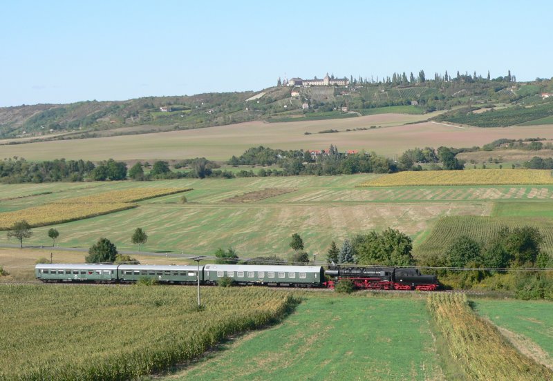 DR 52 8154-8 vom Eisenbahnmuseum  Bayerischer Bahnhof zu Leipzig e.V.  war am Freyburger Winzerfestwochenende mit einem Sonderzug zu Gast auf der Unstrutbahn. Hier ist der Zug zwischen Laucha (Unstrut) und Balgstdt unterwegs; 13.09.2008