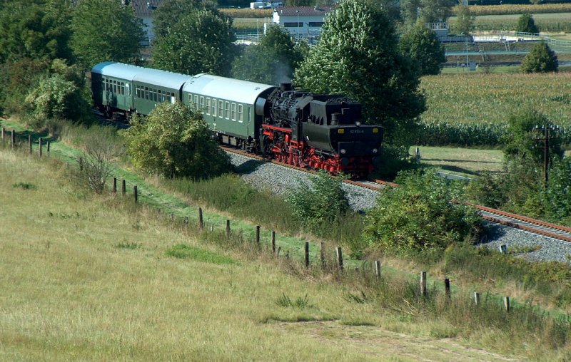 DR 52 8154-8 mit dem DLr 84195 von Karsdorf nach Freyburg (Unstrut) bei Laucha (Unstrut); 13.09.2008