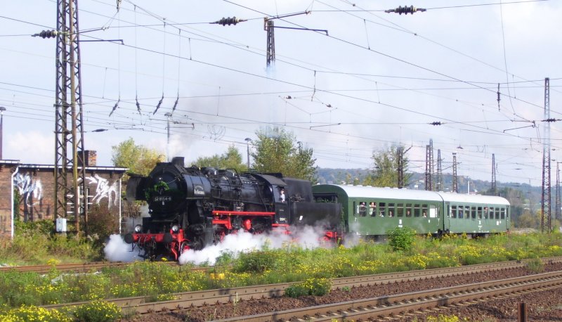 DR 52 8154-8 mit einem Sonderzug des Eisenbahnmuseums  Bayerischer Bahnhof zu Leipzig e.V.  von Leipzig-Plagwitz ber Jena zurck nach Leipzig, bei der Ausfahrt in Naumburg (Saale) Hbf; 07.10.2007