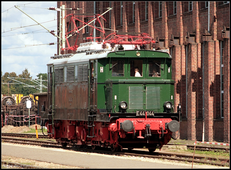 DR E44 044 stand fr Fhrerstandmitfahrten bereit (80 Jahre Werk Dessau, Dessau-Sd 12.09.2009)