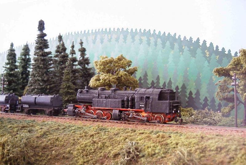 DR-Mietlok 96 024 im Einsatz vor einem Kalkzug der Halberstadt-Blankenburger Eisenbahn (HBE) auf meiner TT-Modellbahnanlage (2001).