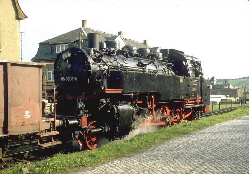 DR Tenderlok 86 1001-6 im Mai 1983 beim rangieren in Crottendorf/Erzgebirge.Diese Lok blieb als Museumslok erhalten.Die Strecke nach Schlettau wurde 1996 stillgelegt (Archiv P.Walter)