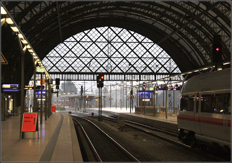 Draußen ist es ungemütlich -

Am Abend des 2. August suchten wir Schutz im Dresdener Hauptbahnhof. Draußen tobte ein Gewitter mit heftigem Regen. 

(M)