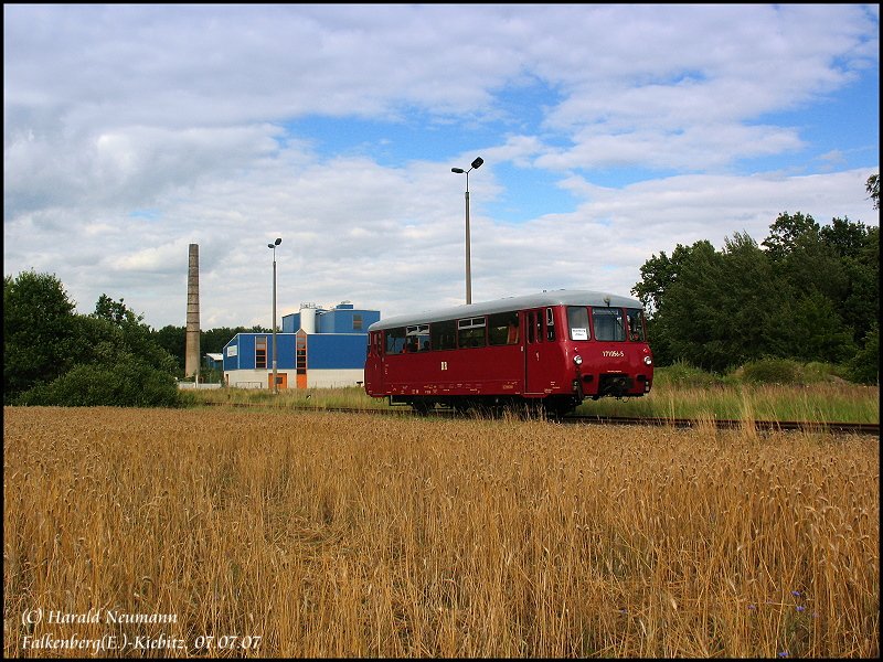 DRE21334 M�hlberg/Elbe - Herzberg/Elster Stadt vor dem Hp Falkenberg/Elster-Kiebitz am 07.07.07. Fahrten am Wochenende anl��lich 777 Jahre Stadt M�hlberg mit VT 171 056.