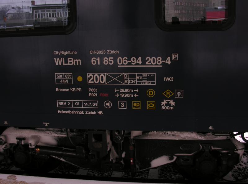 Drehgestell und Wagenbeschriftung eines CityNightLine auf dem Bahnhof Berlin Lichtenberg am 19.02.2005. Im Fenster links oben spiegelt sich das Wrterstellwerk R8