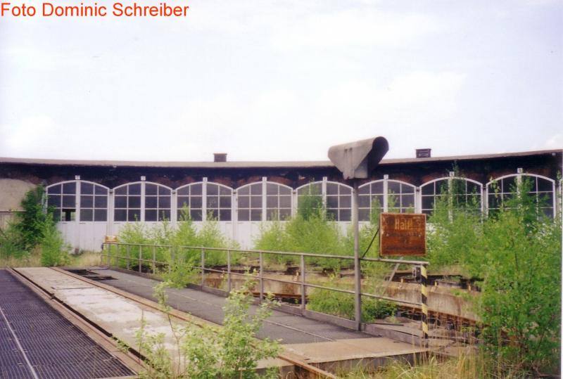 Drehscheibe 1 mit Lokschuppen im Hintergrund in Wustermark. Aufgenommen im Mai 2003.