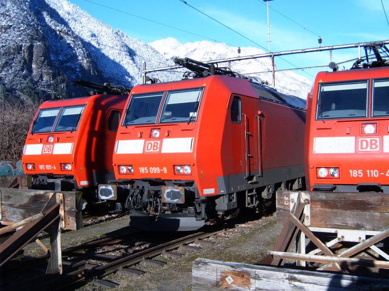 Drei 185er warten auf ihren Einsatz in Erstfeld (CH) am 30.12.2004