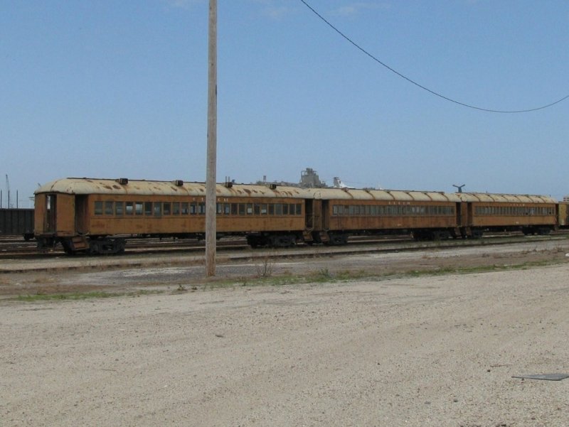 Drei �ltere Personenwagen in einem G�terbahnhof der Union Pacific in Galveston (Texas). Die Wagen sind dort schon seit vielen Monaten abgestellt. 9.3.2008.