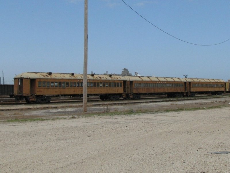 Drei ltere Personenwagen in einem Gterbahnhof der Union Pacific in Galveston (Texas). Die Wagen sind dort schon seit vielen Monaten abgestellt. 9.3.2008.