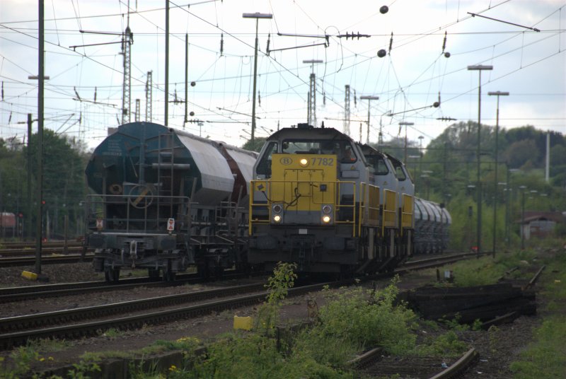 Drei belgische BR77 (7782/7748/7786)am27.04.2009 beim umrangieren im Gterbahnhof Aachen-west. Brachten nebenstehenden Kalkzug aus Montzen (B)
