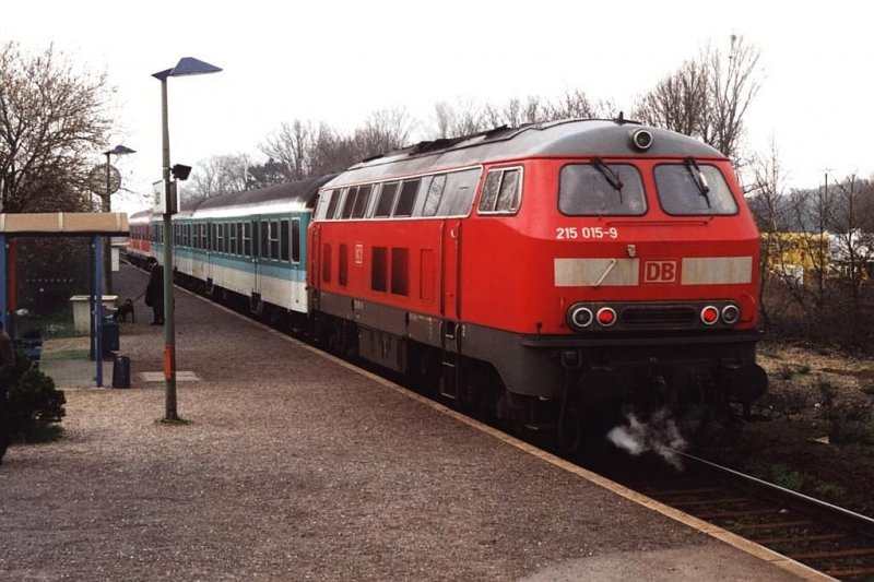Drei bilder, drei verschiedene Farbvariante der BR 215: 215 015-9 mit RB Duisburg Hbf-Xanten auf Bahnhof Apen am 1-4-2000. Bild und scan: Date Jan de Vries. 