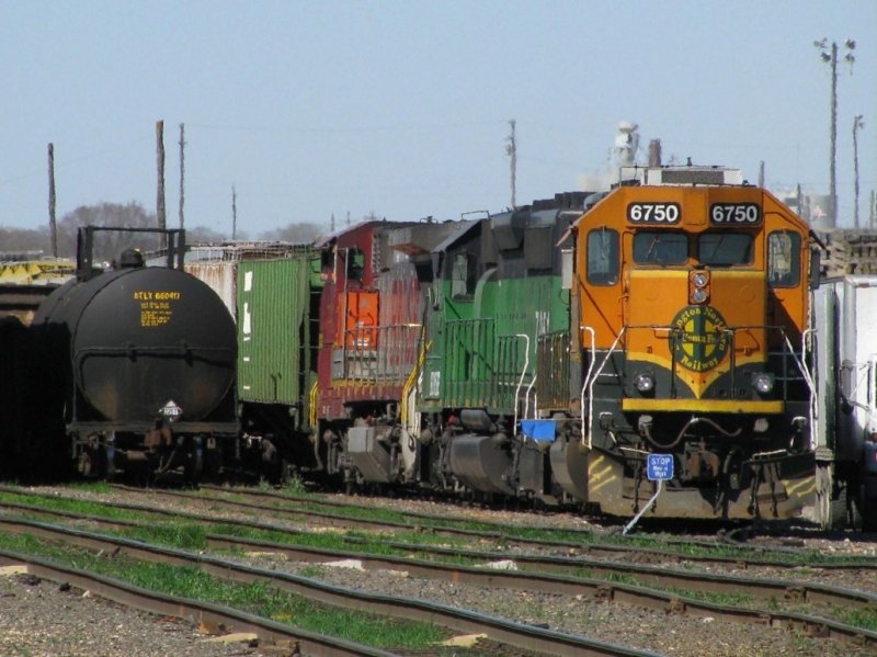 Drei BNSF Loks bespannen am 6.2.2008 einen Gterzug, aufgenommen in Somerville (Texas). Die zweite Lok trgt noch die grne Burlington Northern Lackierung, die dritte ist noch mit einer Santa Fe Lackierung unterwegs.