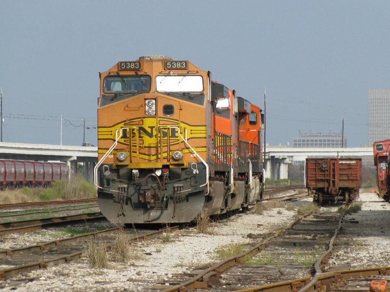 Drei BNSF Loks warten am 2.2.2008 in Galveston (Texas) auf weitere Aufgaben.
